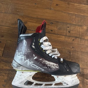 2021 Bauer Vapor Hyperlite Hockey Skates Size 4.5 (Used)