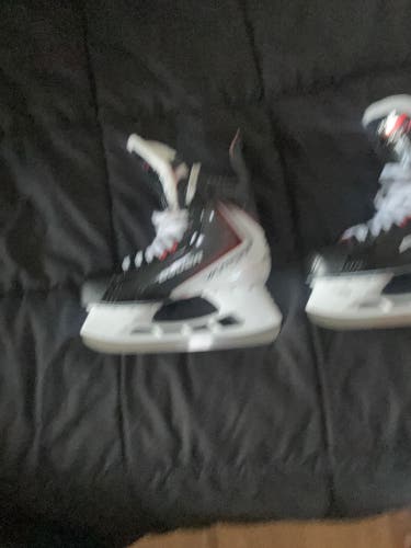 2025 Bauer Vapor Fly30 Hockey Skates Regular Width Pro Stock 9.5 (New)