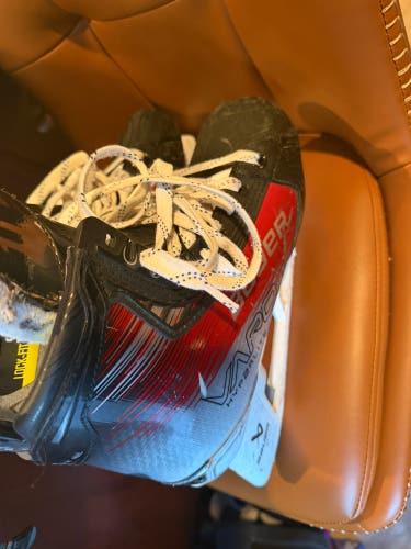 Red Bauer Vapor Hyperlite 2 Hockey Skates Pro Stock 9 (Used)