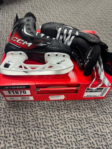 CCM JetSpeed FT870 Hockey Skates Size 2.5 (New)