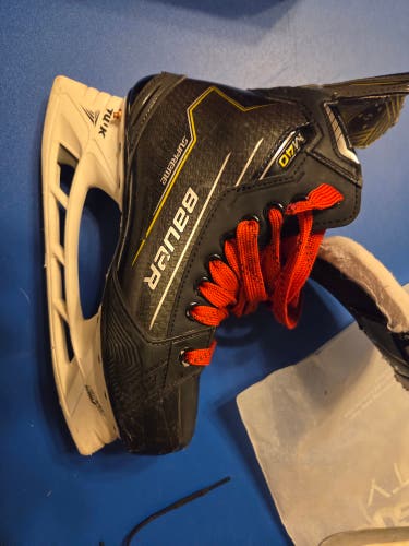 Black/Yellow Bauer Supreme M40 Hockey Skates Size 5 (Used)