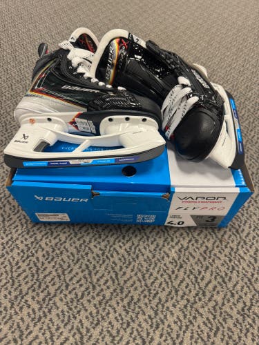 Bauer Vapor Flypro Hockey Skates Size 4 (New) Fit 3