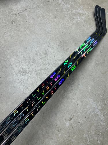 3 PACK 90 Flex P28 Senior True Catalyst 9x3 Left Hand Hockey Stick Pro Stock (New)