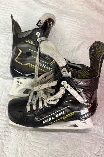 2024 Bauer S24 Supreme Comp (SMU) Hockey Skates Extra Wide Width Size 5.5 (Used)