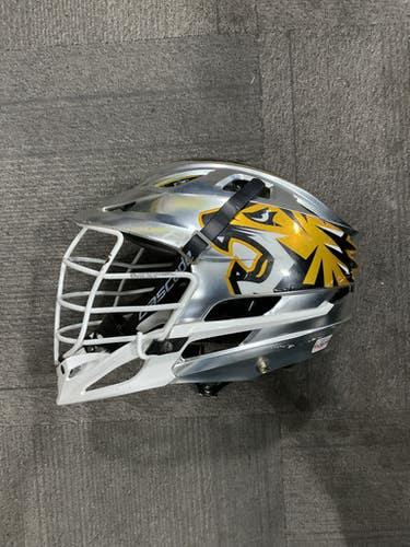 Used Cascade R Helmet Lacrosse Helmet Silver Fits All 11614-s000237231