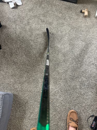 Senior Bauer Vapor Hyperlite Right Handed Hockey Stick Toe Pattern 82 Flex Pro Stock (Used)