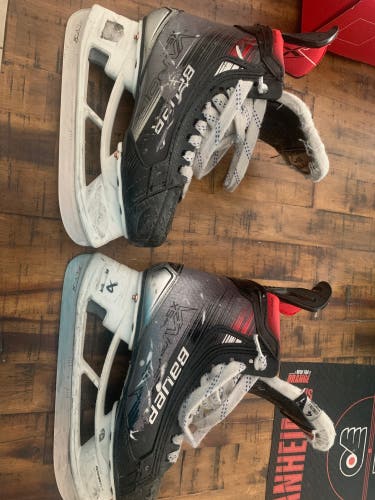 2023 Bauer Vapor X5 Pro Hockey Skates Regular Width Size 4 (Used)