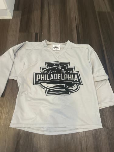 Gray Small / Medium Boys CCM Jersey (New)
