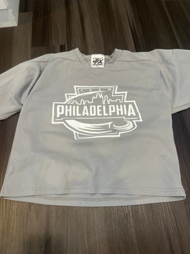 Gray Small / Medium Boys CCM Jersey (New)