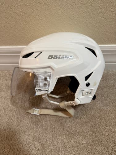Medium Bauer Hyperlite 2 Helmet With Visor