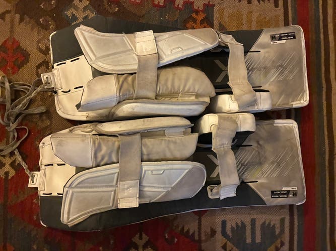 Medium Bauer Vapor Hyperlite 2 Goalie Leg Pads (Used)