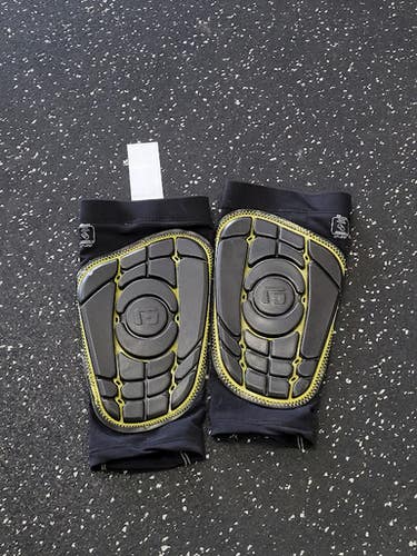 Used Soccer Shin Guards Adult Black Sm 11849-s000040751
