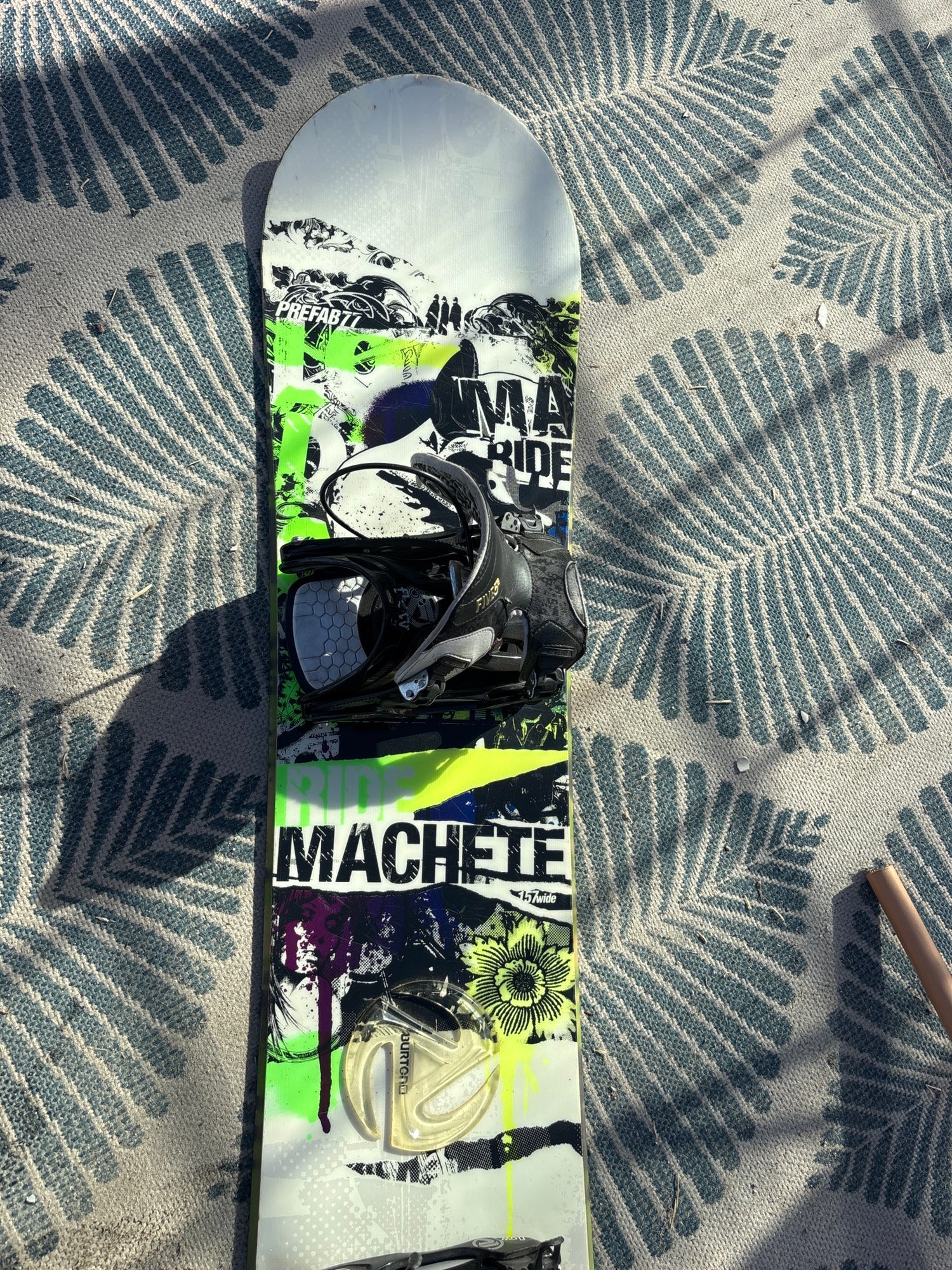 2011 ride snowboards Ride Machete 2011 prefab77 limited edition variant Snowboard Wide With  Bindings 157 cm (Used)