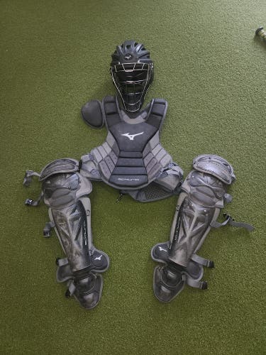 Black/Gray Mizuno Samurai Catcher's Set (Used)