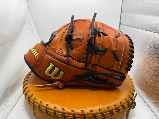 Wilson RH Pitcher's A2000 B2 Baseball Glove 12" (Used)