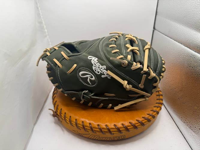Rawlings RH Catcher's Heart of the Hide Baseball Glove 34" (Used)
