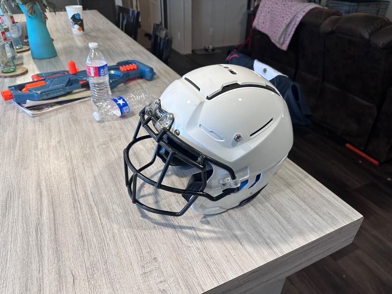 f7 football helmet small Schutt Air Youth - 2026 Schutt F7 Air Youth Helmet 207500 The Schutt F7 AiR Youth brings the iconic F7 Pro design to young athletes in an extremely lightweight build SCHUTT F7 2.0 COLLEGIATE WHITE