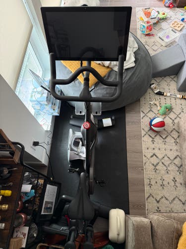 Peloton Unisex Bike (Used-Like New)