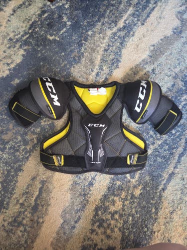 Men's Medium Junior CCM Shoulder Pads Pro Stock (Used)