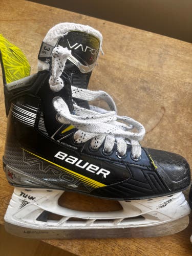 2023 Bauer Vapor X4 Hockey Skates Size 3.5 (Used)