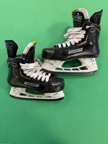 Junior Bauer Supreme Ignite Pro+ Hockey Skates Regular Width Size 3.5 (Used)