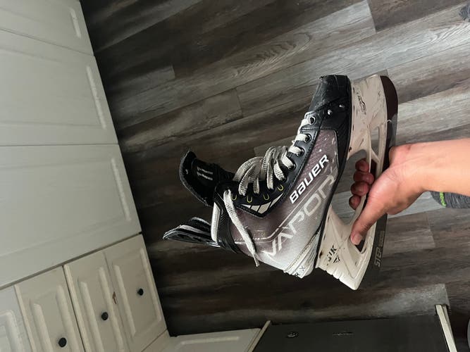 2021 Bauer Vapor Hyperlite Hockey Skates Regular Width Pro Stock 9 (Used)