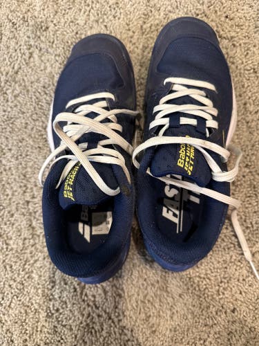 Unisex 4Y (Big Kids / Youth) Babolat Tennis Shoes (Used)