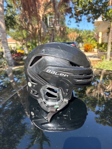 Small Bauer Re-Akt 85 Helmet (Used)