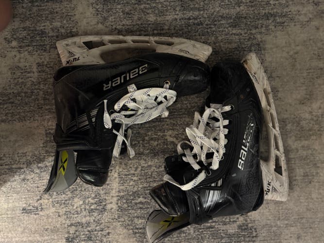 Black 2024 Bauer Vapor Hyperlite 2 Hockey Skates Regular Width Pro Stock 9.5 (Used)