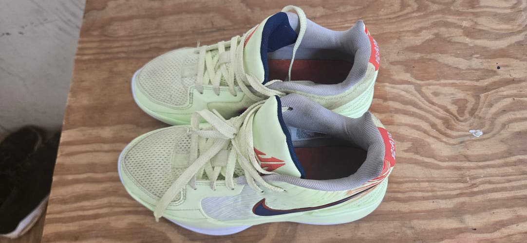 Kid's 5Y (Big Kids / Youth) Nike Shoes (Used)