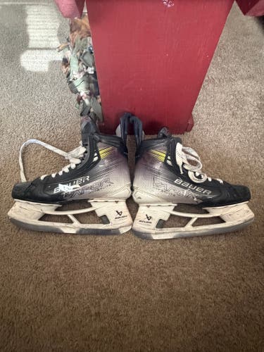 2023 Bauer Vapor Hyperlite 2 Hockey Skates Regular Width 9 (Used)