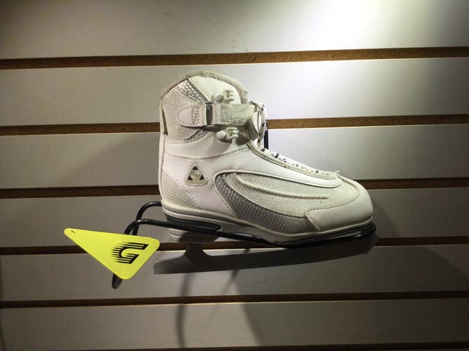 Jackson Ultima Softec Hockey Skates Regular Width Size 2 (Used)