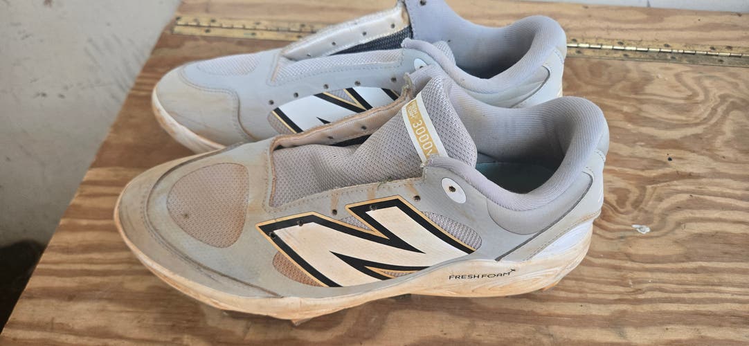 Gray Men's Size M 12.0 (W 13.0) Adult New Balance Low Top Molded Cleats (Used)