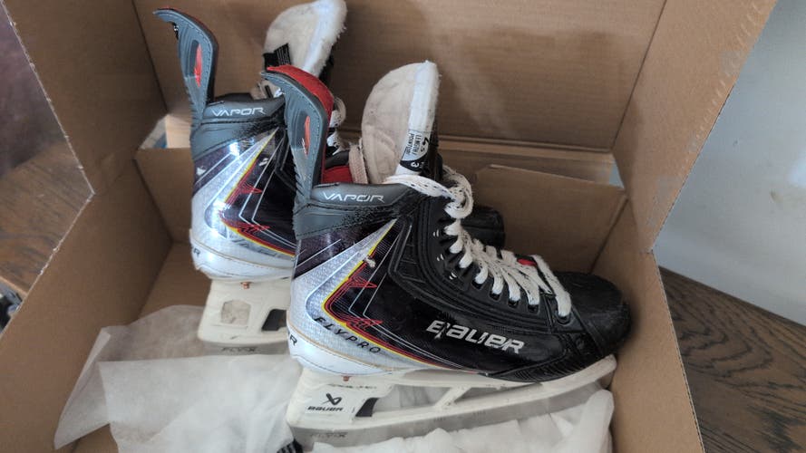 Black Bauer Vapor Flypro Hockey Skates Pro Stock Size 4.5 (Used)