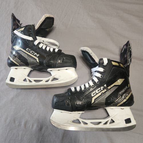 2022 CCM Tacks AS-570 Hockey Skates Regular Width Size 4.5 (Used).