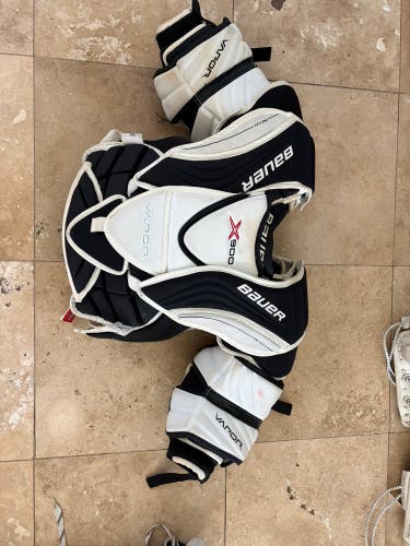 Small Bauer Vapor X900 Goalie Chest Protector (Used)