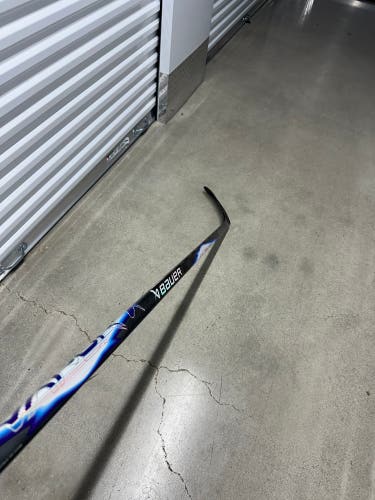 Senior Bauer Vapor Flylite Right Handed Hockey Stick P28 87 Flex (New)