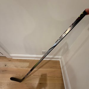 *NEW* Intermediate Bauer Vapor Hyperlite 2 Right Handed Hockey Stick P28 40 Flex