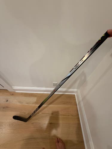 *NEW* Intermediate Bauer Vapor Hyperlite 2 Right Handed Hockey Stick P28 40 Flex