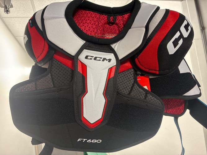 Small Senior CCM JetSpeed FT680 Shoulder Pads (New)