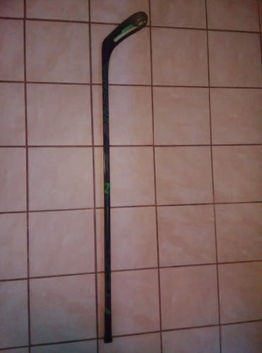 Senior Bauer Bauer nexus adv Right Handed Hockey Stick P28 87 Flex (Used)