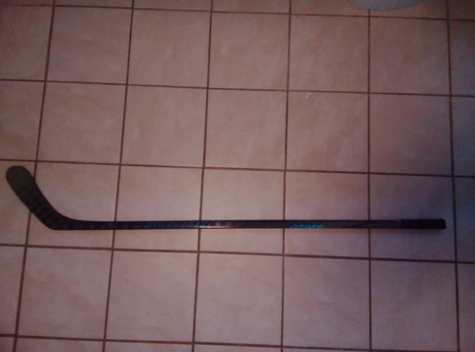 Senior Bauer Twitch Right Handed Hockey Stick P28 77 Flex (Used)