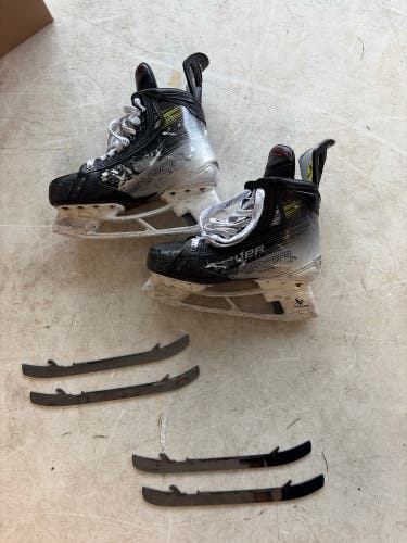 Black/White 2023 Bauer Vapor Hyperlite 2 Hockey Skates Pro Stock Size 5 (Used)