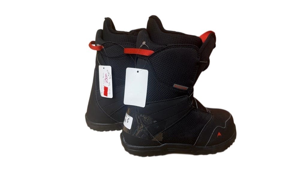 burton junior snowboard boots GROM BOA Get your mini shredder started on the right foot with the kids Burton Mini Grom Snowboard Boots that are super Burton Grom Boa Snowboard Boots