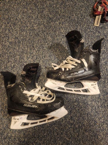 Black/Gray Bauer Supreme Matrix Hockey Skates Wide Width 7.5 (Used)
