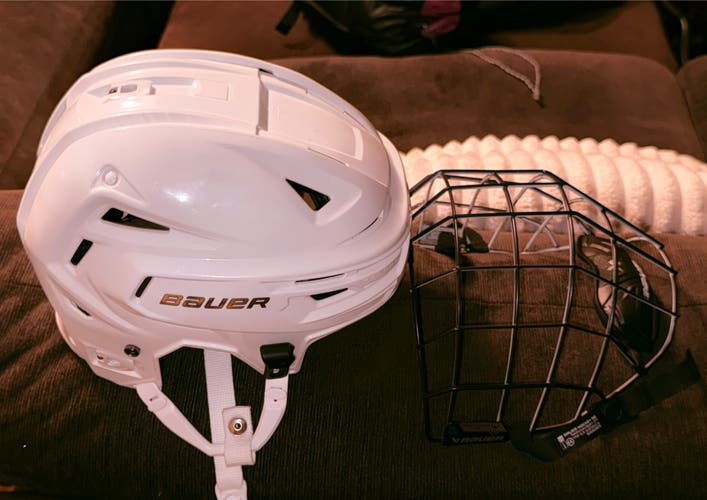 Medium Bauer Re-Akt 155 Helmet with large Bauer cage (New out of box/never used in game)