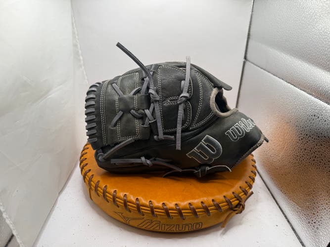 Wilson LH Pitcher's A2K B2 Baseball Glove 12" (Used)