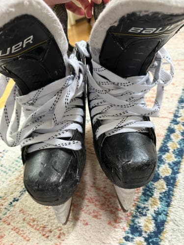 2024 Bauer Supreme M40 Hockey Skates Regular Width Size 6 (Used)