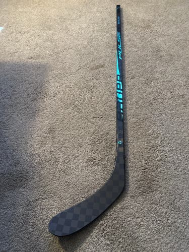Junior Bauer Pulse Right Handed Hockey Stick P28 50 Flex (New)