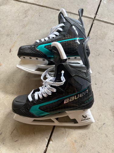 NEW FUSE BAUER SKATES!!!! 6.5 fit 2 (used twice) comes with blades